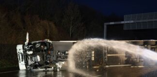 Elektro-Lkw brennt – stundenlange Sperrung der A46 Mit großen Mengen Wasser werden die brennenden Akkus gekühlt.