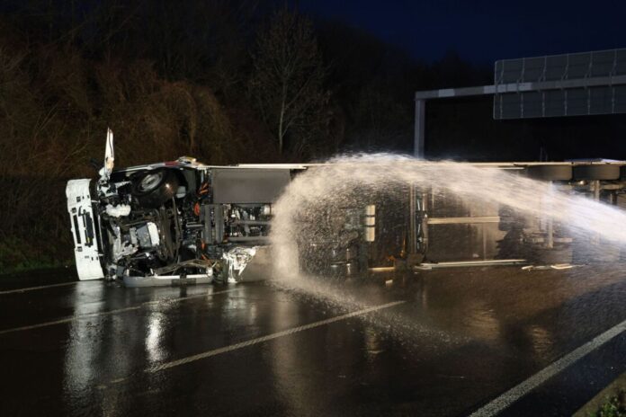 A46 nach Unfall voll gesperrt Mit großen Mengen Wasser werden die brennenden Akkus gekühlt.