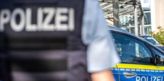 36-Jähriger nach Streit niedergestochen – Täter fliehen Nach einem Messerangriff fahndet die Polizei nach zwei flüchtigen Männern. (Archivbild)