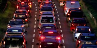 Staus und volle Parkhäuser bei der Jagd auf letzte Geschenke Vor allem am 4. Adventswochenende rechnet der ADAC mit viel Verkehr in den Städten. (Archivbild)