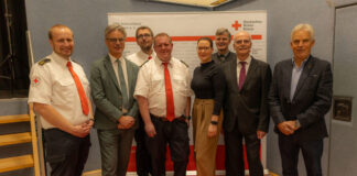 DRK-Kreisverband wählt neuen Vorstand Nils Springer, Nils Hanheide, Thomas Nüchter, Christian Schildknecht, Katalin Feldmann, Martin M. Richter, Norbert Danscheidt und Dr. Thomas Nasse. Foto: Janine Renters/RK-KV Mettmann e.V. J. Renters