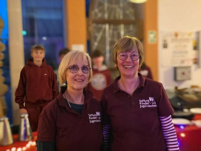 Adventscafe Hösel-2 Elke Mothes und Bärbel Fischbach von der Stiftung Kinder und Jugendarbeit der ev. Gemeinde Hösel, Bild: Alexander Heinz