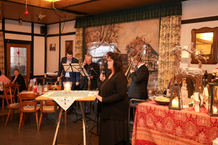 Gemütliches Beisammensein auf Einladung der Bürger Union, Nicole Mielke eröffnet das Get-Together, Bild: Alexander Heinz