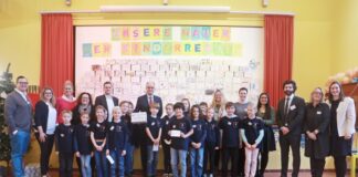 Staatssekretär besucht Christian-Morgenstern-Grundschule Gruppenfoto mit Dr. Mauer, vor der Mauer. Bild: Sabrina Mohr vom Homberger