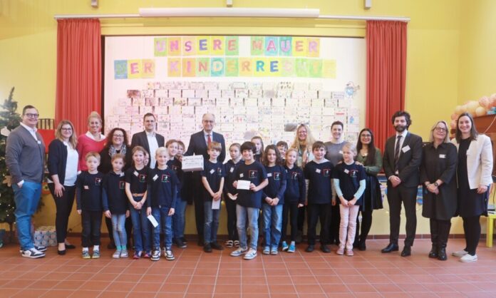 CMS Schule Homberg Gruppenfoto mit Dr. Mauer, vor der Mauer. Bild: Sabrina Mohr vom Homberger