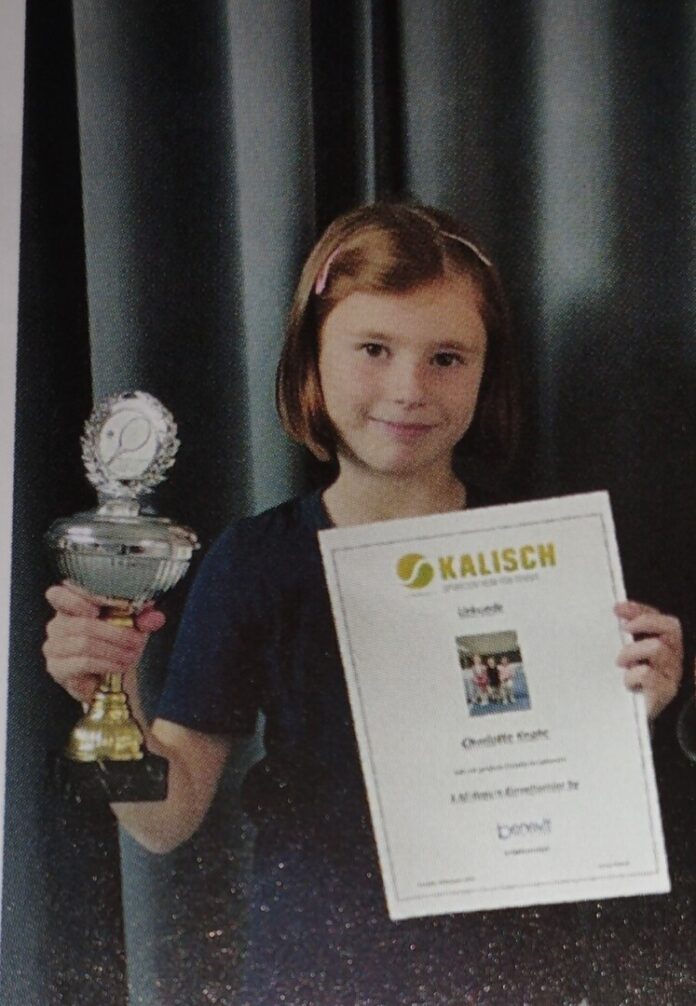 Charlotte Knote Charlotte mit ihrem Pokal und Urkunde, Bild: Anre Dammann LTC