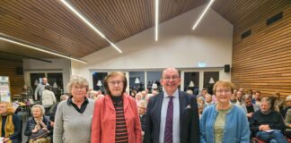Dennis Scheck beim Literaturspaziergang mit dem Kulturkreis Hösel und Rose Schlüter, Bild: Alexander Heinz