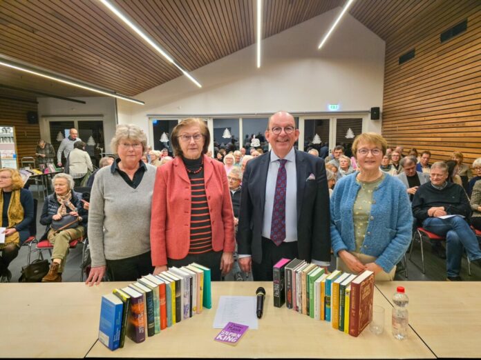 Dennis Scheck beim Literaturspaziergang mit dem Kulturkreis Hösel und Rose Schlüter, Bild: Alexander Heinz
