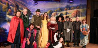 Märchenzauber im Freizeithaus West: „Der gestiefelte Kater“ begeistert Jung und Alt Begeisterung die ansteckt, das Ensemble von WIR auf der Bühne im Freizeithaus, Bild: Alexander Heinz