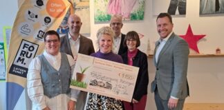 „Gemeinsam Gutes tun“: Großzügige Spende für das FORUM.Lotsenpunkt Foto: Übergabe des Spendenschecks im FORUM.Lotsenpunkt v.l.n.r.: Melanie Reinschmidt (Geschäftsführung SkF), Michael Franzen (stellvertretender Stiftungsvorsitzender für die Gemeinschaftsstiftung), Katharina Müller (Team FORUM.Lotsenpunkt), Peter Jage (Kundenbetreuer der Sparkasse HRV in Ratingen), Dorit Schäfer (Vorstand SkF), Sebastian Schäper (Vertreter des Bereichs Ratingen für die Gemeinschaftsstiftung)