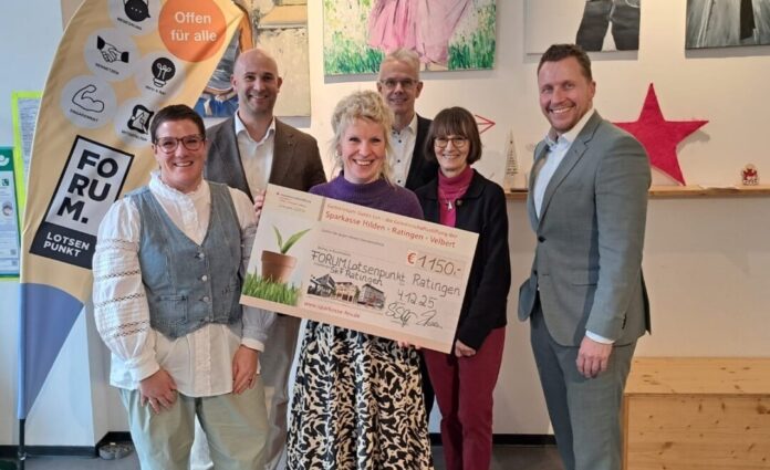 FLP_StiftungHRV Foto: Übergabe des Spendenschecks im FORUM.Lotsenpunkt v.l.n.r.: Melanie Reinschmidt (Geschäftsführung SkF), Michael Franzen (stellvertretender Stiftungsvorsitzender für die Gemeinschaftsstiftung), Katharina Müller (Team FORUM.Lotsenpunkt), Peter Jage (Kundenbetreuer der Sparkasse HRV in Ratingen), Dorit Schäfer (Vorstand SkF), Sebastian Schäper (Vertreter des Bereichs Ratingen für die Gemeinschaftsstiftung)