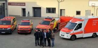 Neue Fahrzeuge für die Haaner Feuerwehr Bei der Übergabe der neuen Fahrzeuge: Bürgermeister Vincent Endereß (M.) mit (v. r.) der zuständigen Amtsleiterin Andrea Kotthaus, Wehrleiter Stefan Longerich, Wachleiter Ulf Dalkmann und Technik-Sachgebietsleiter Martin Walter. Foto: Stadt Haan