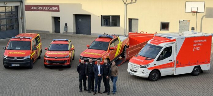 Fahrzeugübergabe Bei der Übergabe der neuen Fahrzeuge: Bürgermeister Vincent Endereß (M.) mit (v. r.) der zuständigen Amtsleiterin Andrea Kotthaus, Wehrleiter Stefan Longerich, Wachleiter Ulf Dalkmann und Technik-Sachgebietsleiter Martin Walter. Foto: Stadt Haan
