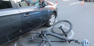 Radfahrerin in Hagen von Auto mitgeschliffen Das Pedelec verkeilte sich am Auto des Seniors. Foto: Pressestelle Polizei