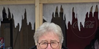 Stimmungsvolle Weihnachtsfeier im Seniorentreff Süd Fred Pradella vor seinem Auftritt als Nikolaus, Bild: Alexander Heinz