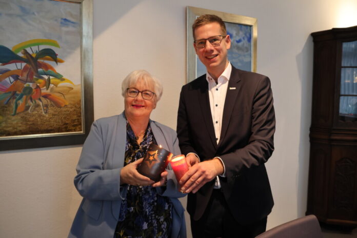 Friedenslicht im Rathaus Das Friedenslicht ist in Erkrath eingetroffen. Foto: Stadt Erkrath
