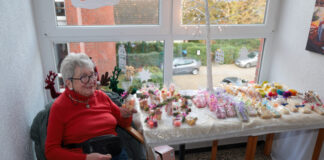 Naturseife mit Überzeugung – Liselotte Strelow Liselotte Strelow mit ihrem Angebot auf dem Adventsmarkt. Handgemachte Naturseife, Bild: Alexander Heinz