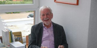 Literatur mit Haltung und Erinnerungskraft: Der Ratinger Autor Andreas F. Achenbach Andreas F. Achenbach, Adventsmarkt 2025 in der Geschwister Gerhard Stiftung in Hösel, Bild: Alexander Heinz