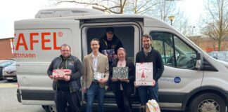 Mehr als 150 Geschenke Kinder von Tafelkunden Bürgermeister André Bär und Abteilungsleiter Marco Baumann (r.) haben Gabriele Bonk, Nico Reitz (l.) und Leon Tinzmann geholfen, mehr als 150 Weihnachtsgeschenke aus dem Rathaus zum Transporter der Tafel zu tragen. (Foto: Kreisstadt Mettmann