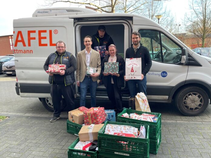 Geschenke für Tafel-Kinder Bürgermeister André Bär und Abteilungsleiter Marco Baumann (r.) haben Gabriele Bonk, Nico Reitz (l.) und Leon Tinzmann geholfen, mehr als 150 Weihnachtsgeschenke aus dem Rathaus zum Transporter der Tafel zu tragen. (Foto: Kreisstadt Mettmann