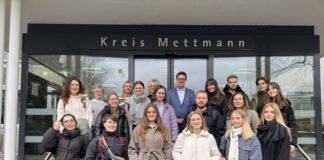 Medizinstudierende erhalten Einblicke in Prostituiertenberatung Kreisdirektor Philipp Gilbert und Gesundheitsamtsleiterin Ruzica Susenburger-Lange (hintere Reihe mittig) mit den Studierenden der Heinrich-Heine-Universität. Foto: Kreis ME