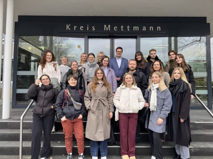 Gruppenfoto Medizinstudierende_quer Kreisdirektor Philipp Gilbert und Gesundheitsamtsleiterin Ruzica Susenburger-Lange (hintere Reihe mittig) mit den Studierenden der Heinrich-Heine-Universität. Foto: Kreis ME