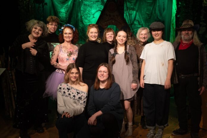 Hänsel und Gretel 1 (002) Das Ensemble mit Anna Wagner aus der städtischen Kulturabteilung (vorne rechts). Foto: Kreisstadt Mettmann