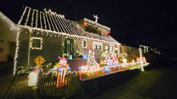 Das Weihnachtshais in Mettmann sorgt abends für eine festliche Atmosphäre. Foto: privat Das Weihnachtshais in Mettmann sorgt abends für eine festliche Atmosphäre. Foto: privat
