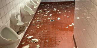 Unbekannte wüten in Haaner Gesamtschule: “Ausmaß macht mich erschrocken” Die Toilettenanlagen wurden teilweise vollständig zerstört. Austretendes Wasser lief ins Schulgebäude. Foto: Feuerwehr Haan