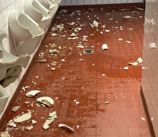 Unbekannte wüten in Haaner Gesamtschule: “Ausmaß macht mich erschrocken” Die Toilettenanlagen wurden teilweise vollständig zerstört. Austretendes Wasser lief ins Schulgebäude. Foto: Feuerwehr Haan