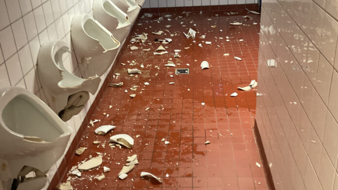 Die Toilettenanlagen wurden teilweise vollständig zerstört. Austretendes Wasser lief ins Schulgebäude. Foto: Feuerwehr Haan Die Toilettenanlagen wurden teilweise vollständig zerstört. Austretendes Wasser lief ins Schulgebäude. Foto: Feuerwehr Haan