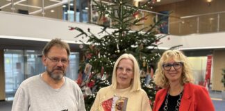 Weihnachtszauber am Mettmanner Jubiläumsplatz Ute Wiegand (Leiterin Beratungs-Center Mettmann) mit Reinhold Keppeler und Bianca Schnee (beide Caritasverband für den Kreis Mettmann e.V.). Foto: Kreissparkasse
