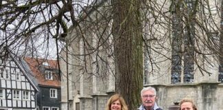 Wülfrather Kirchplatz wieder “blitzblank”