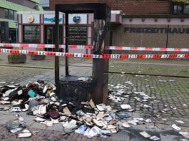 Mehr Schutz vor Vandalismus in West Der zerstörte Bücherschrank auf dem Berliner Platz, Bild: Alexander Heinz