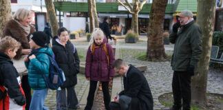 Spontan und Bürgernah, Patrick Anders reagiert auf Autogrammwünsche der Kinder, Bild: Alexander Heinz, Gesichter der Kinder mit KI entfremdet.