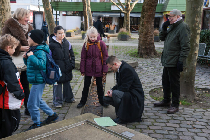 Katastrophe3-5 Spontan und Bürgernah, Patrick Anders reagiert auf Autogrammwünsche der Kinder, Bild: Alexander Heinz, Gesichter der Kinder mit KI entfremdet.
