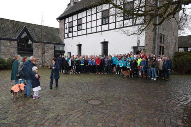 Impressionen vom Sammeln im Burghof, Bild: Alexander Heinz