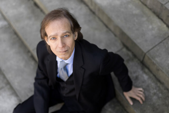 M_Har-Zahav 2 neu_2025 LB (Foto Malte Reiter) 3000x2000 Menachem Har-Zahav spielt in der Kulturvilla. Foto: Malte Reiter