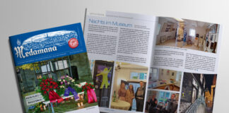 Mettmann: Gedenken und Mahnung, Abschied und Neuanfang Das Titelbild der neuen Medamana zeigt die niedergelegten Kränze im Rahmen der Gedenkveranstaltung an die Novemberpogrome 1938. Foto: Daniel Gebauer