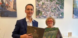 Mireille Coupard zu Besuch bei Bürgermeister André Bär Mireille Coupard hat Bürgermeister André Bär einen Bildband über den Fluss Mayenne geschenkt, der durch Laval fließt und dem Departement, zu dem auch Mettmanns Partnerstadt gehört, seinen Namen gegeben hat. Foto: Kreisstadt Mettmann