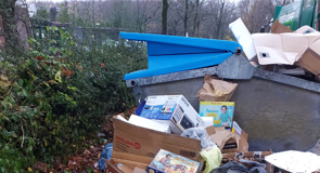 Ärgernis in Wülfrath: Müllberge neben Containern