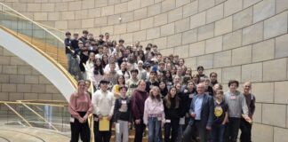 Landtagsabgeordneter Martin Sträßer (4.v.r.) empfängt ganze Jahrgangsstufe des NEG Velbert im Düsseldorfer Landtag. Foto: Büro Sträßer