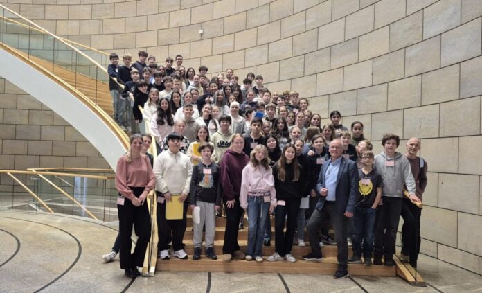 NEG quer Landtagsabgeordneter Martin Sträßer (4.v.r.) empfängt ganze Jahrgangsstufe des NEG Velbert im Düsseldorfer Landtag. Foto: Büro Sträßer