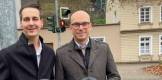 präsentieren die Schablonen mit den NeandertalerAmpelmännchen. Foto: Kreisstadt Mettmann