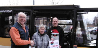 Bürgerbus Heiligenhaus feiert 175.000 Fahrgäste Andreas Piorek, Erika Schwirtz und Christian Badry. Foto: privat