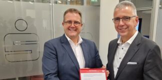 “Null Toleranz bei Gewalt!” Sparkasse HRV unterzeichnet Grundsatz- Erklärung Foto (Sparkasse HRV) zeigt Matthias Stephany (l., Personalratsvorsitzender) und Udo Zimmermann (Vorstandsvorsitzender).