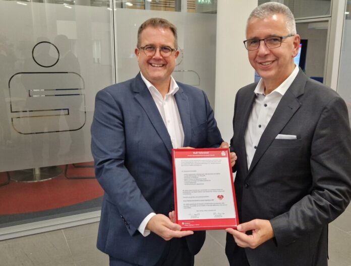 PM 2025_030 PS Grundsatzerklärung gegen Gewalt Foto (Sparkasse HRV) zeigt Matthias Stephany (l., Personalratsvorsitzender) und Udo Zimmermann (Vorstandsvorsitzender).