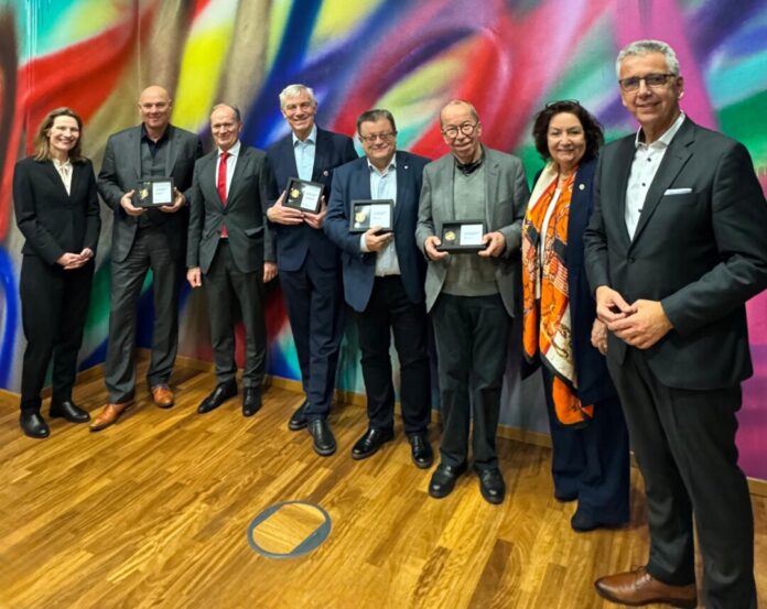 Beate Händeler (Vorstandsmitglied Sparkasse HRV), Dirk Lukrafka (Bürgermeister Velbert), Michael Breuer (Präsident Rheinischer Sparkasse- und Giroverband), Klaus Konrad Pesch (ehem. Bürgermeister Ratingens), Rainer Hübinger, Hermann Pöhling, Claudia Schlottmann, MdL (Vorsitzende des Verwaltungsrates) und Udo Zimmermann (Vorstandsvorsitzender Sparkasse HRV). Foto: Sparkasse Beate Händeler (Vorstandsmitglied Sparkasse HRV), Dirk Lukrafka (Bürgermeister Velbert), Michael Breuer (Präsident Rheinischer Sparkasse- und Giroverband), Klaus Konrad Pesch (ehem. Bürgermeister Ratingens), Rainer Hübinger, Hermann Pöhling, Claudia Schlottmann, MdL (Vorsitzende des Verwaltungsrates) und Udo Zimmermann (Vorstandsvorsitzender Sparkasse HRV). Foto: Sparkasse