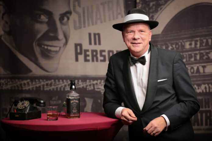 Der Sänger Jens Sörensen präsentiert „Die Frank Sinatra Story“ am Silvesterabend in der Stadthalle. Foto: Marion Menke Der Sänger Jens Sörensen präsentiert „Die Frank Sinatra Story“ am Silvesterabend in der Stadthalle. Foto: Marion Menke