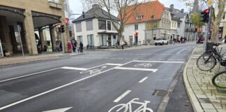 SPD fordert wirksame Maßnahmen gegen das Parken auf dem Radweg Richtung Innenstadt die volle Breite an Radweg, aber auf der anderen Seite nur ein schmaler Grat mit häufiger Behinderung durch parkende Fahrzeuge, Düsseldorfer Straße in Ratingen, Bild: Alexander Heinz